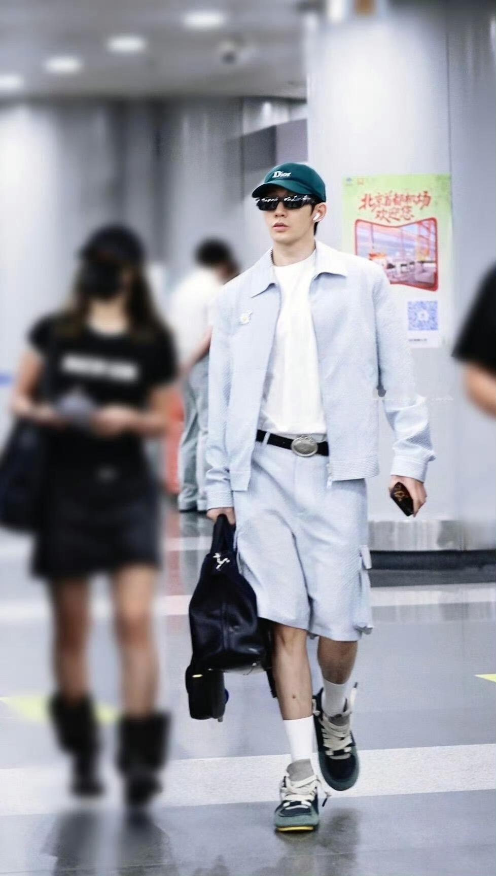 品牌大使、全球美妆大使邓为启程巴黎男装周，即将亮相Dior 2027春夏男装大秀