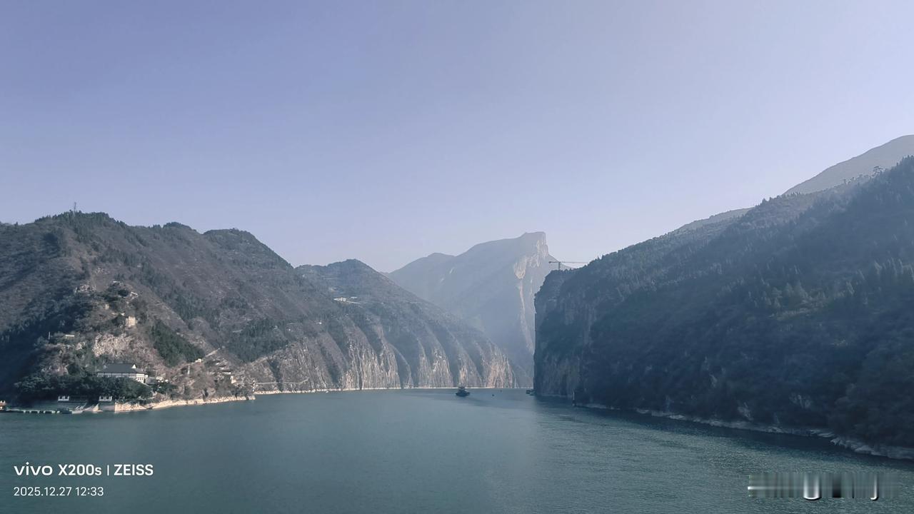 瞿塘峡美景：夔门——10元人民币背面取景图；摩崖石刻（游轮行进中拍摄）
人民币效