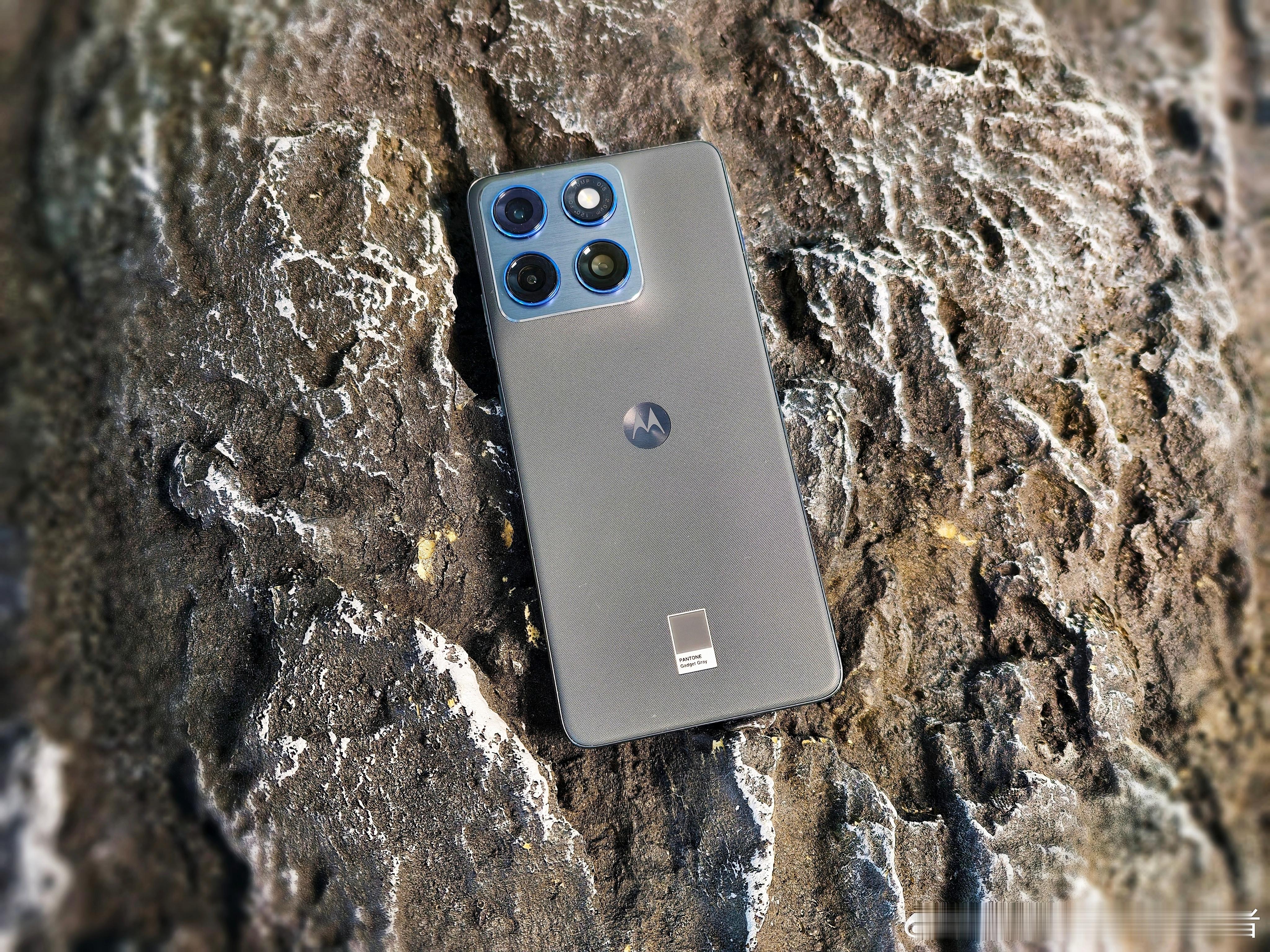 手里有一台LCD屏幕的手机！售价仅售1000元左右，目前用了两天感觉很不错。续航