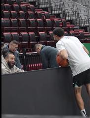 麦基和哈维，澳大利亚联赛的队友，今晚在CBA将各为其主，辽宁队和北京队今晚这场比