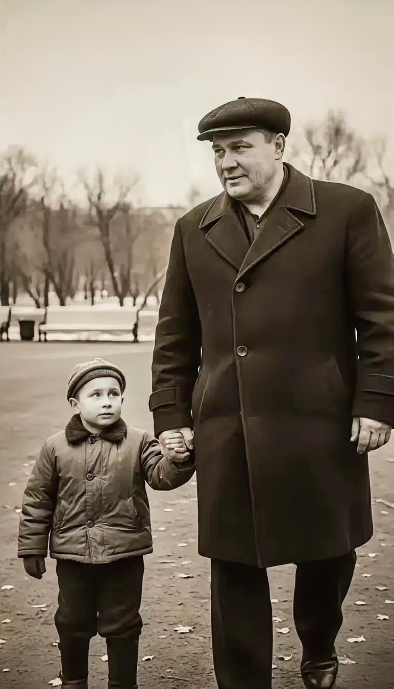 这是他五岁时和他父亲在一起的照片，
你知道这个小家伙是谁吗？