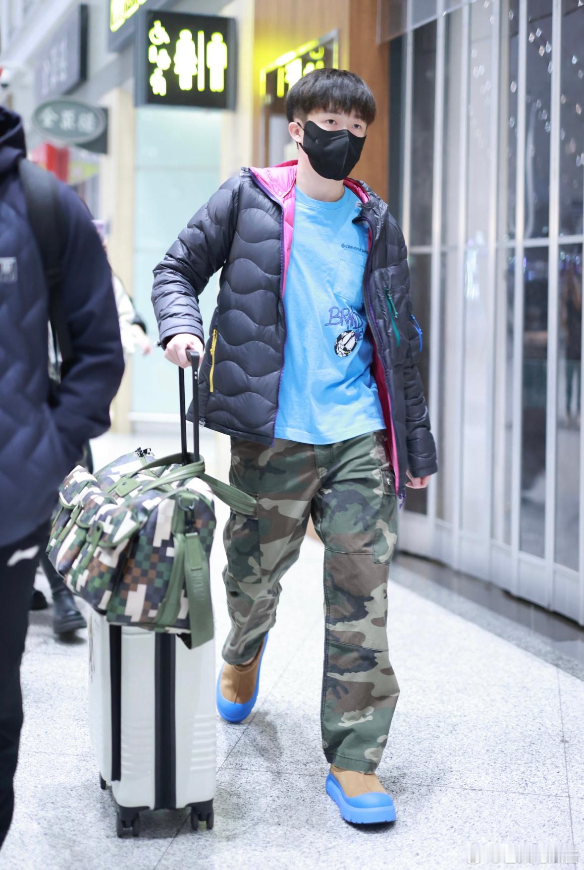 王楚钦眼里有光  王楚钦的眼神杀，总是那么精准有力。每当他抬起头，目光直视前方，