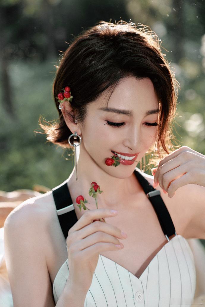 被李冰冰短发帅到李冰冰短发又美又飒谁看了不夸一句短发绝了！李冰冰短发衬得五官精致