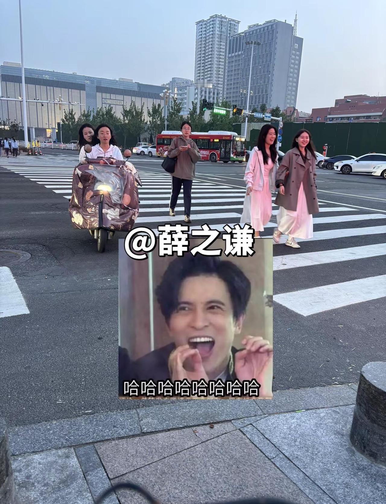 薛之谦说分开时难过不能说。那一天你坐在我的旁边，把你新买的七里香卡带拿给我看，然