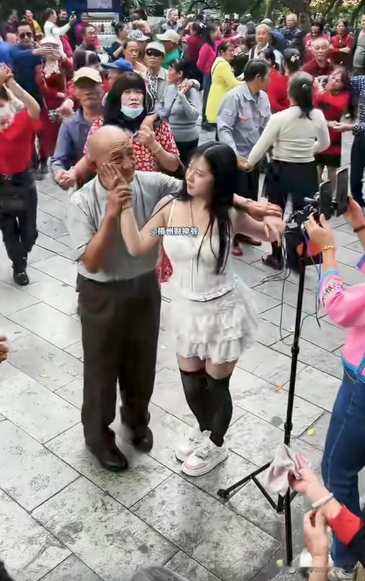 大爷说，我跳舞不怕花钱，花钱买健康直了。