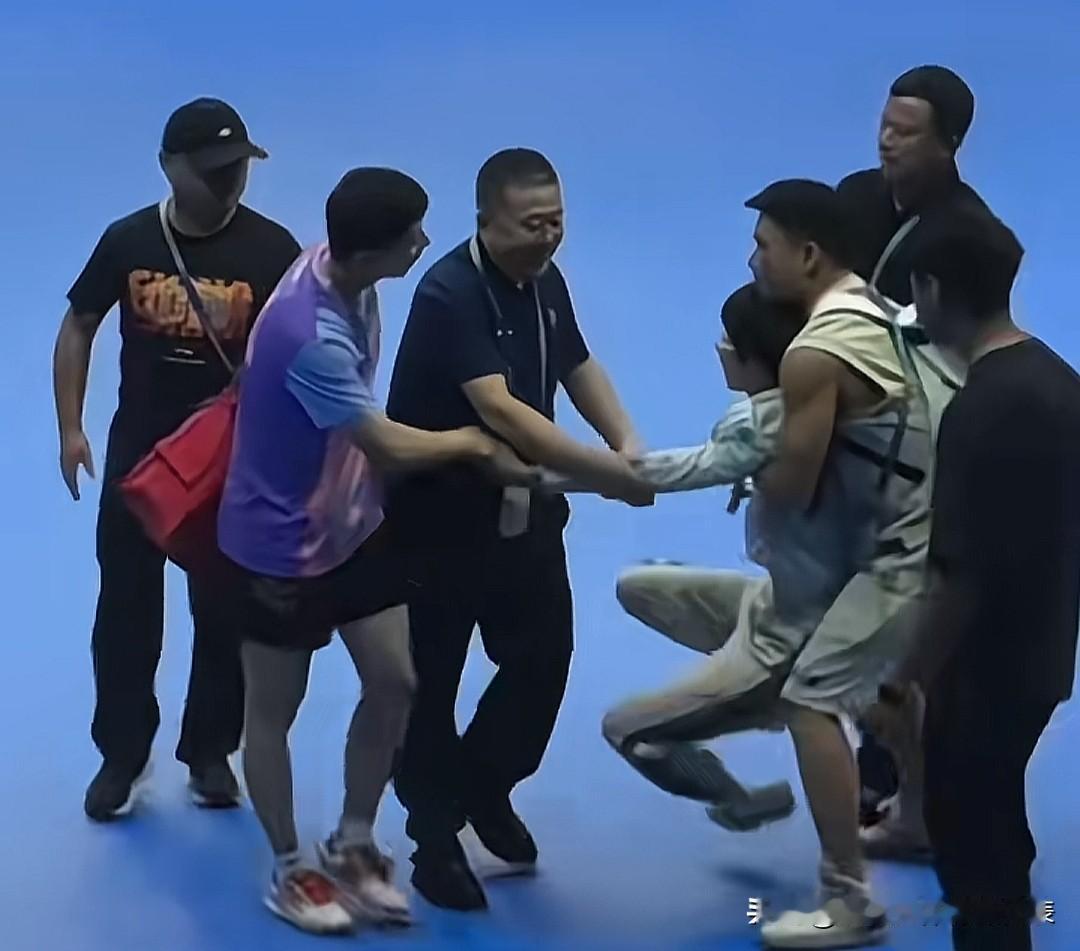 小伙子太勇敢了，大胆的人真的和偶像握手了。马龙和许昕退场时，突然一个青少年飞奔出