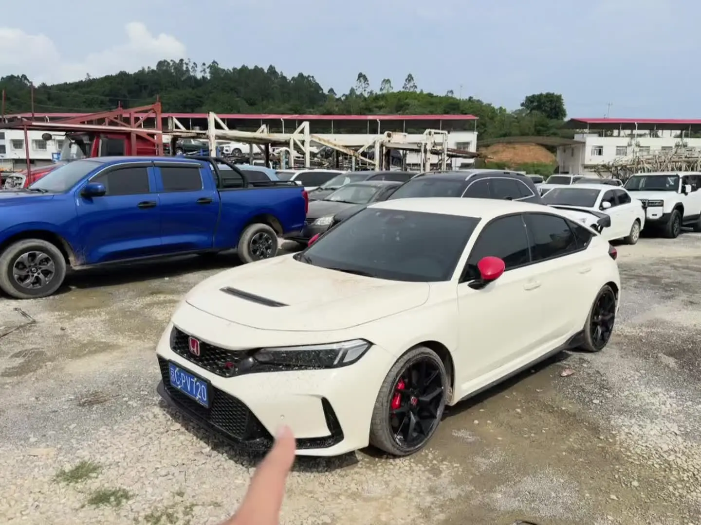 大学生毕业后的第一台车当然是这种没有拨片的低配手动挡啦