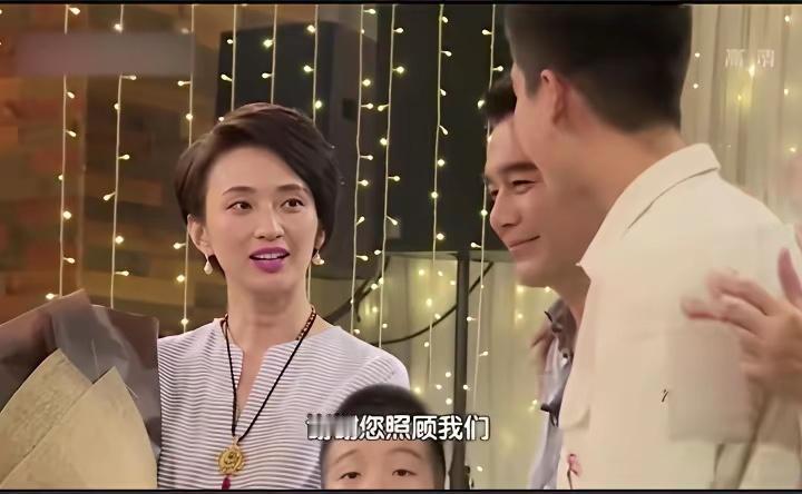 何晴和许亚军的儿子许何真是一个很体面的好孩子。

妈妈何晴离开一个月后，他先是发