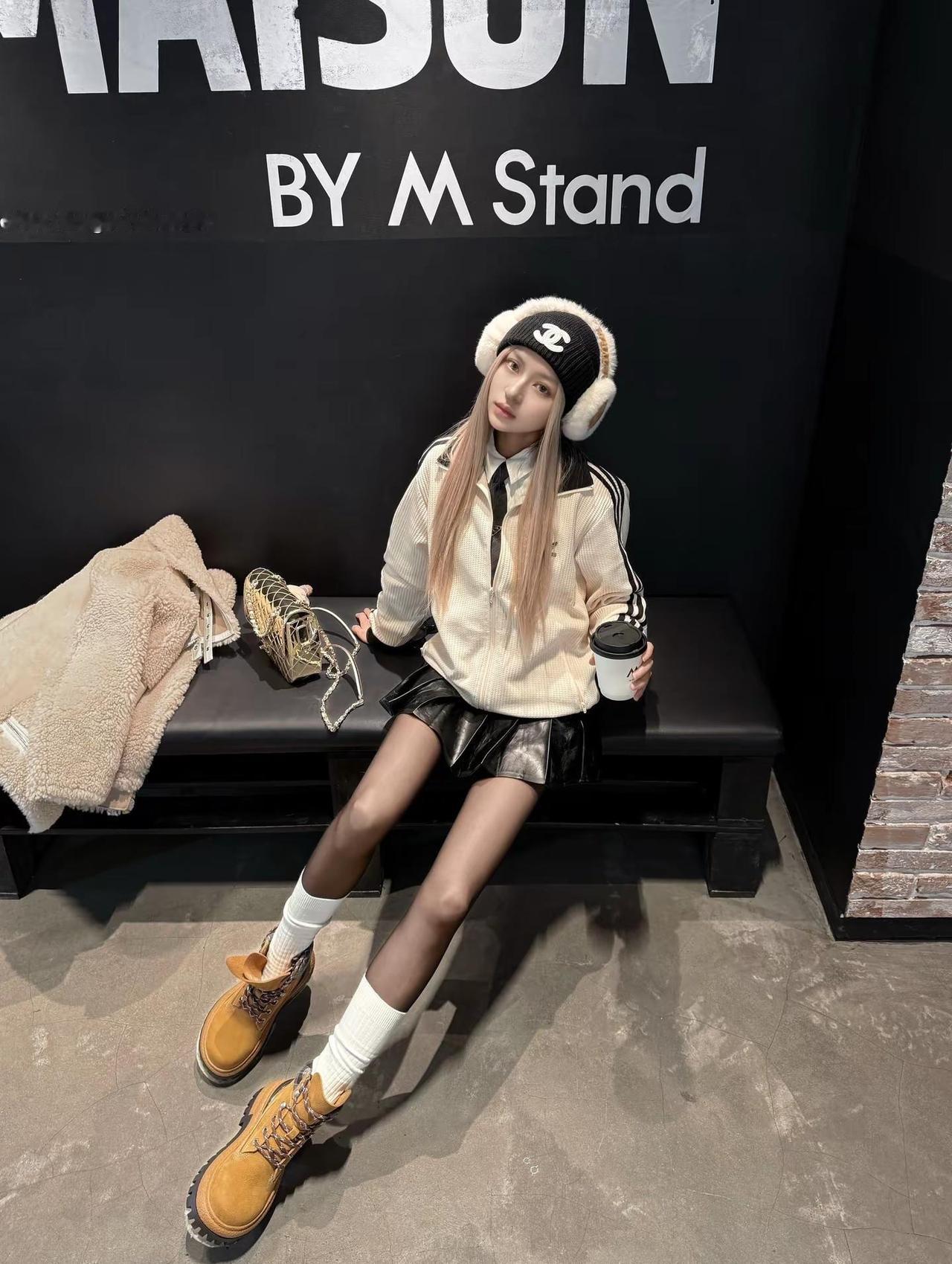 关于ROSÉ“恰到好处黑丝穿法”⚫️。冬天一秒出门的百搭外套 rose朴彩英 跟