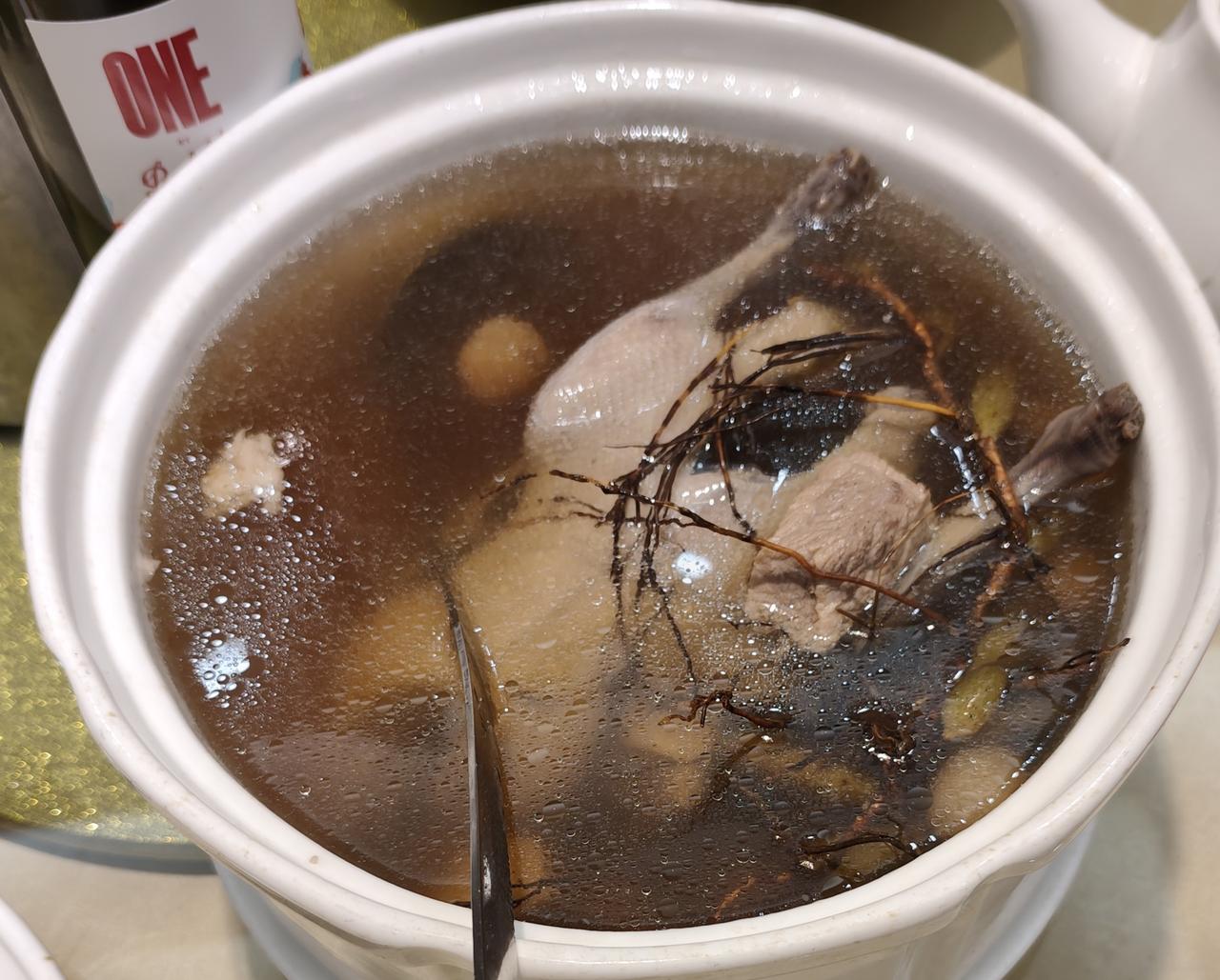 白云区一间开在生活区里面的酒家，看看广州人普通聚会的八菜一汤，总价是408元，有
