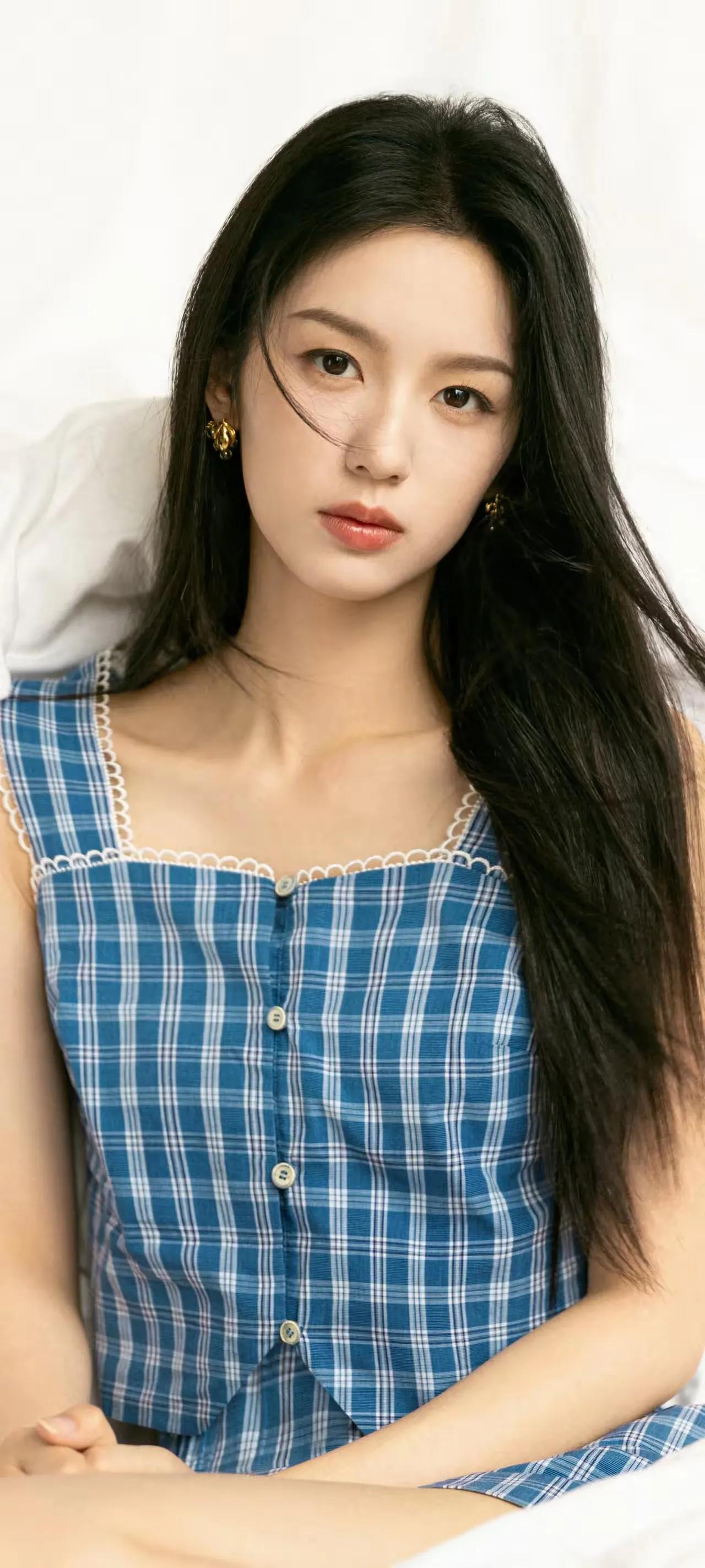 周也美图分享，天生丽质。优雅美丽楚楚动人的周也 赵露思壁纸照 林允美图 绝美明星