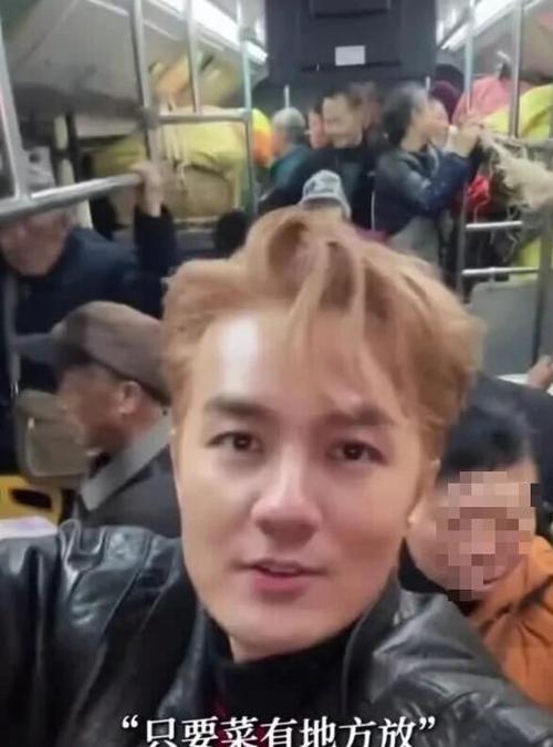 台湾歌手吴克群，干了一件我想都不敢想的大事！
他在人民日报发表了篇文章，我一字不