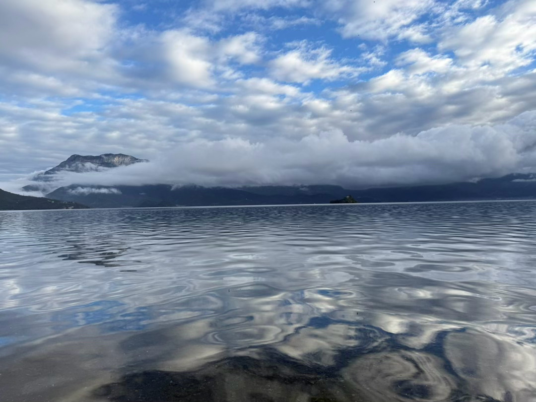 走过洱海的宁静 赛里木湖的惊艳 泸沽湖依然能让我感到平静大概是此生注定要与水待在
