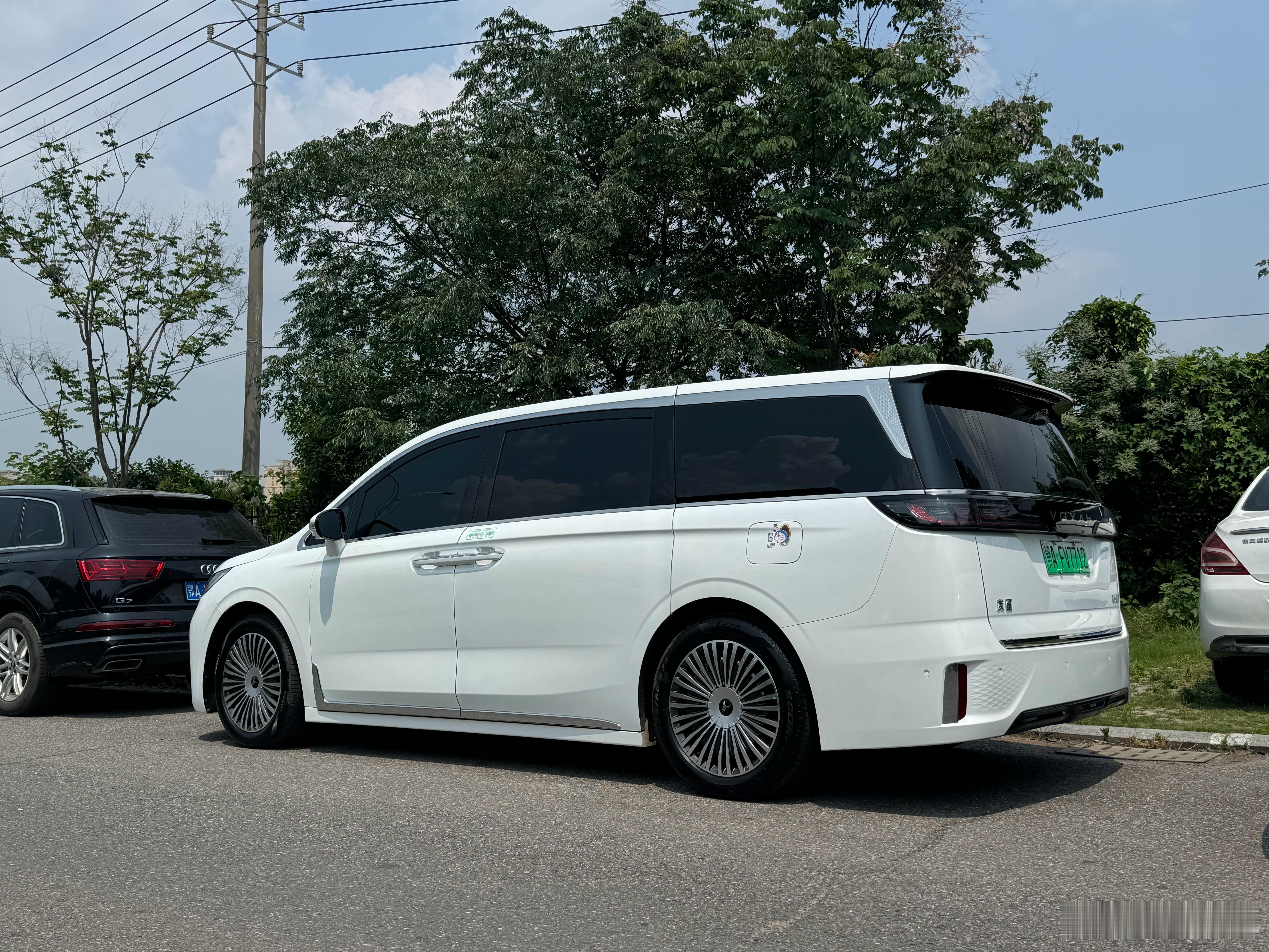 本来收了台岚图梦想家当时给车主签合同 要过第三方检测电池周边剐蹭 不过检车子都给