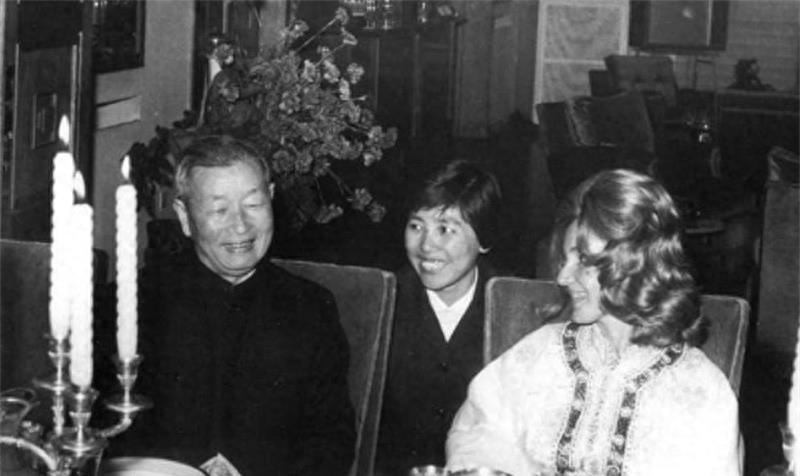 1971年，中国大使张伟烈，参加摩洛哥国王寿宴时，突然叛军冲进来疯狂扫射，瞬间死