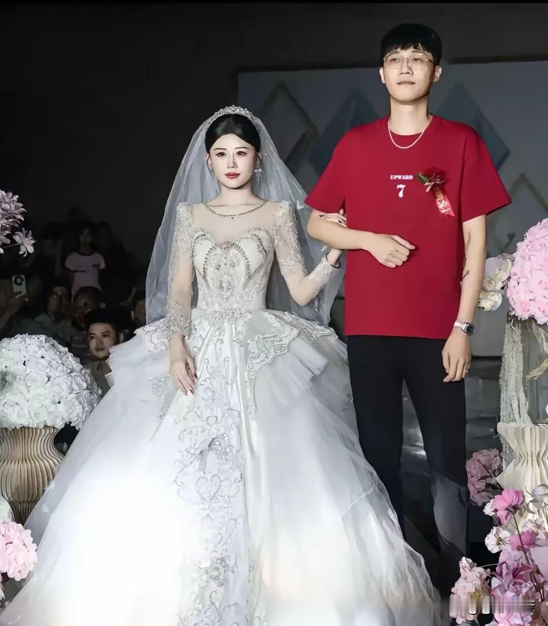 这位41岁爸爸送女儿出嫁走红了，
其实41岁这种状态并不稀奇，
稀奇的是跟他同岁