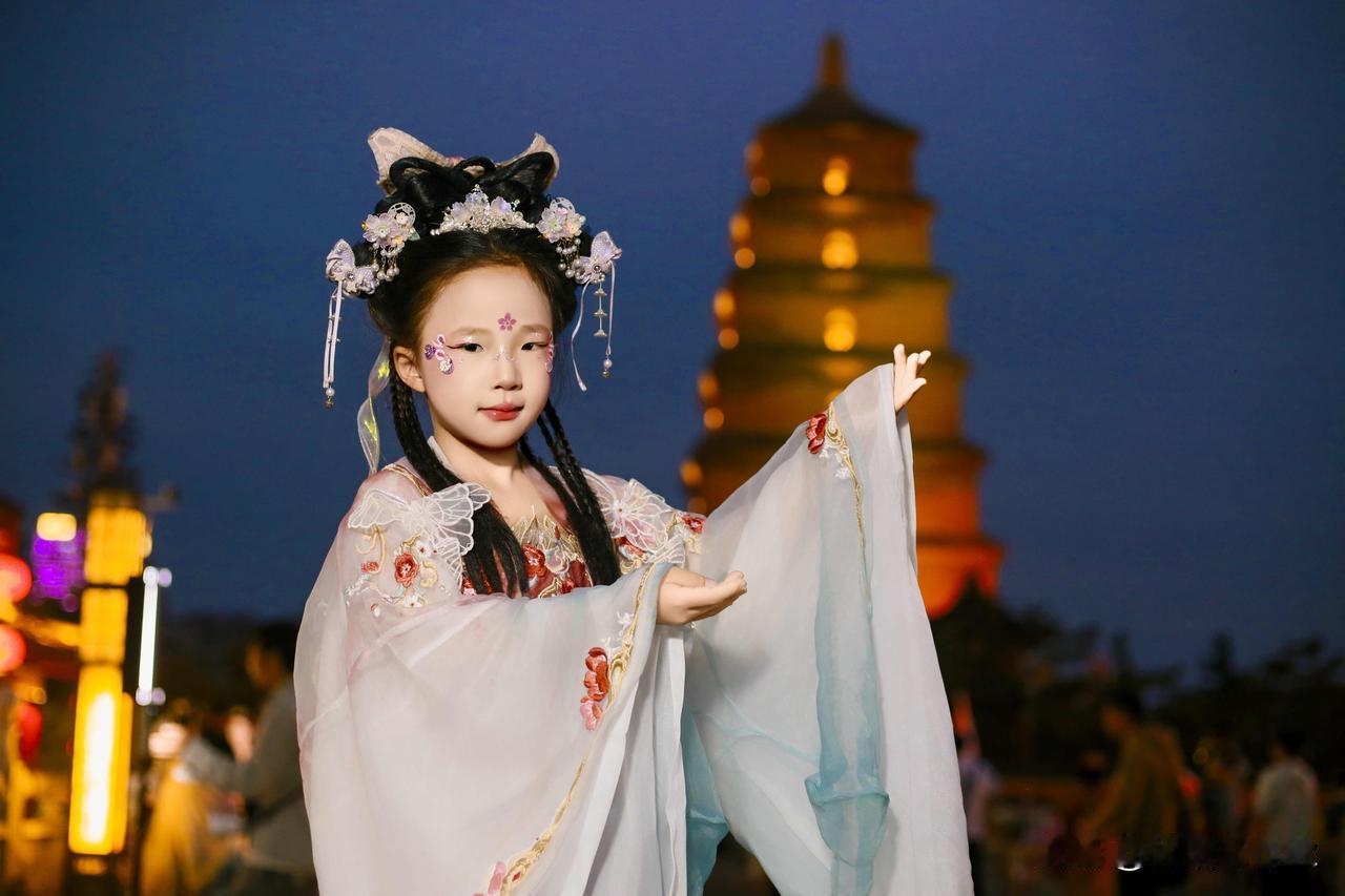 西安，逛吃逛吃的一天，老城墙、大雁塔，还有不夜城，盛世繁华……
西安美食游