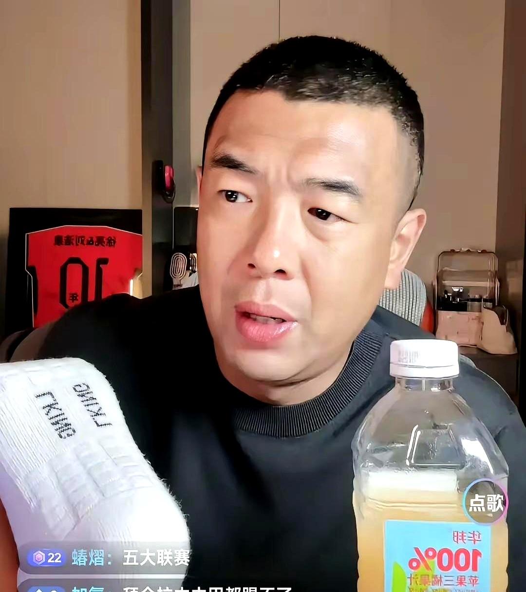 前国脚徐亮直播里说，现在像拜合拉木这种“三无球员”都能进国家队，这话一出就炸了锅