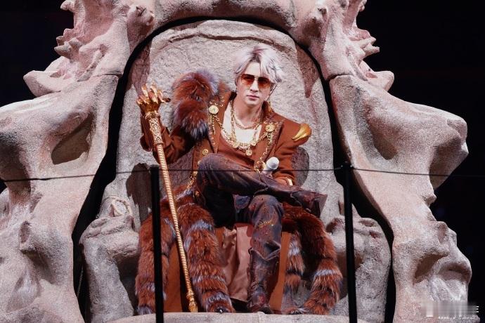 薛之谦太原无人机薛之谦太原演唱会无人机本来没抱期待，结果被无人机秀狠狠拿捏！当《