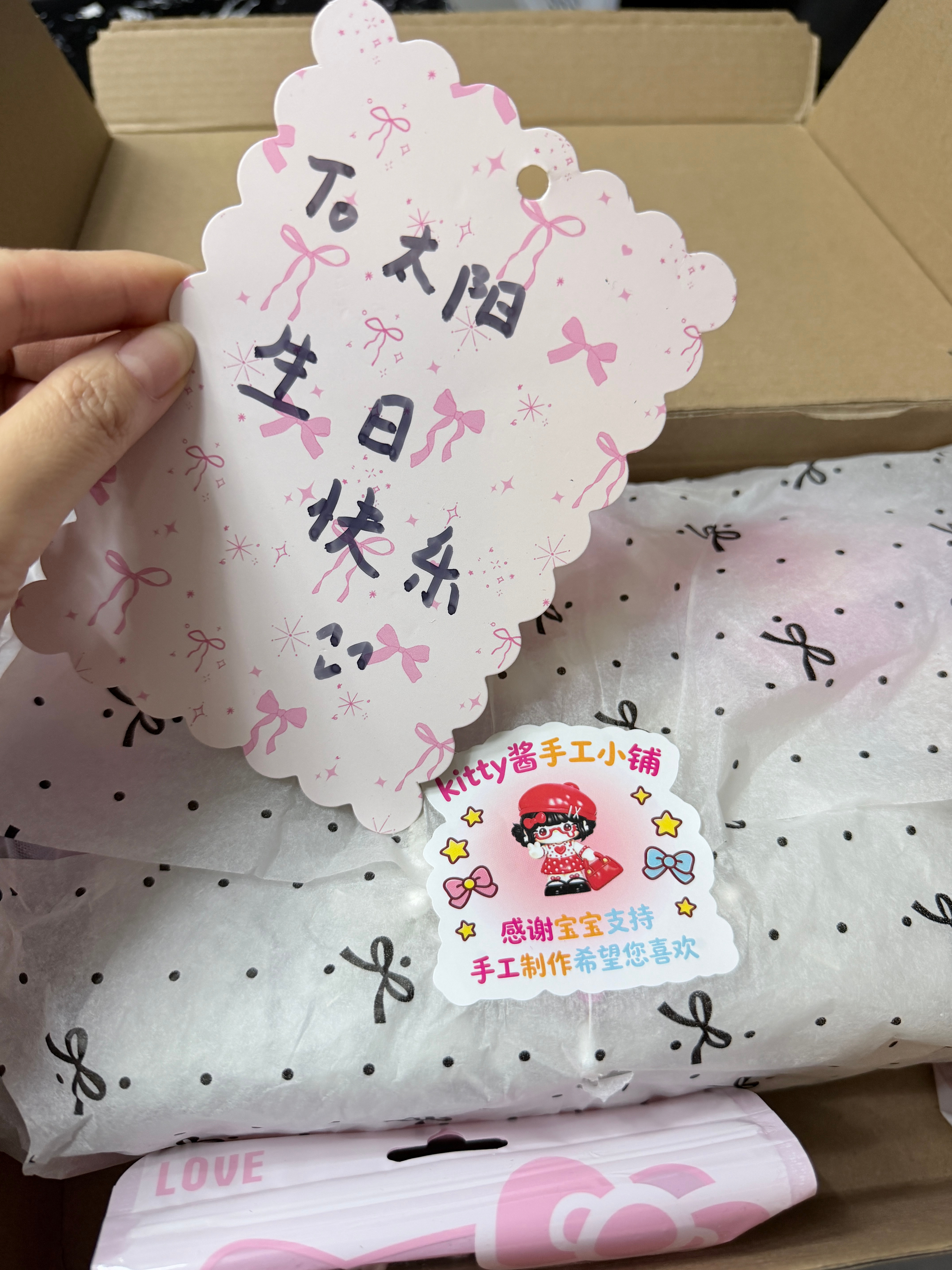 收到第一份生日礼物了！！真的好漂亮😍的小包包！！我超爱derHellokitt