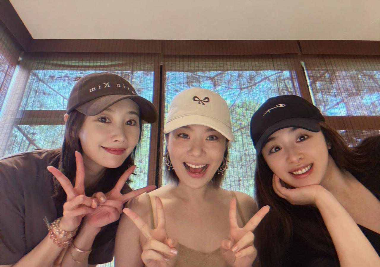 李纯晒合照
李纯 王菊 张含韵 
三大美女同框好萌呀
这神仙友谊
让人羡慕

从