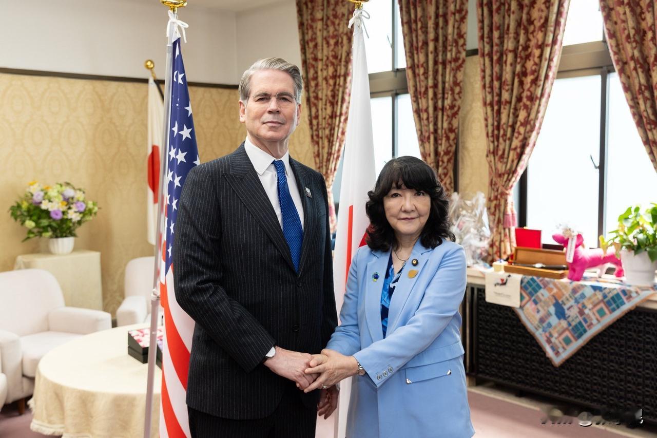 美国财长贝森特今天发文说：“在与日本财务大臣片山皋月的会谈中，我欣然重申美日两国