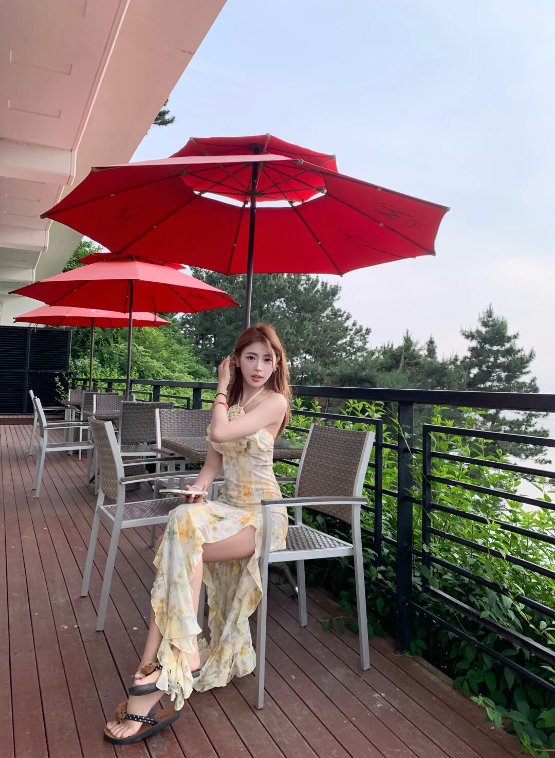 南洋风情的阳台，红伞黄裙美到爆