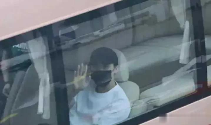 因嫖娼被抓一年的李易峰悄悄出道，传到泰国发展，娶了女儿？在因卖淫被捕并保持沉默一