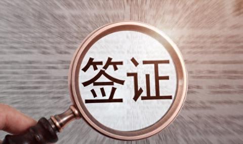 一夜之间，华人圈又炸了。最吓人的不是“回国办绿卡”，是有人一出境，十年都未必回得