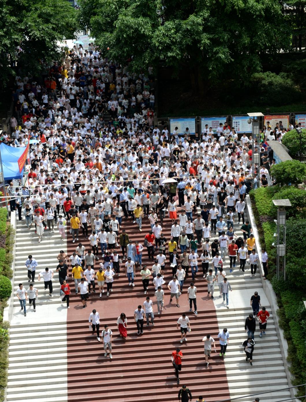 本以为开卷就是轻松减负，闭卷就是死记硬背，今年中考改革直接打破所有人的认知，各地