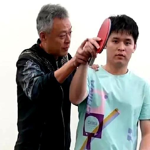 世界第一真这么难守？19岁林诗栋，去年新加坡大满贯男单、男双、混双三冠王，直接登