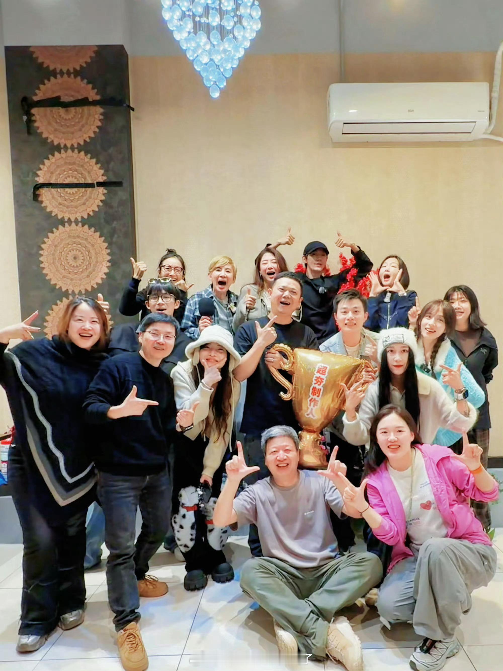 花少8素颜杀青大合照，吴君如、殷桃、林依晨、周冬雨、邓为、王星越、王可等 