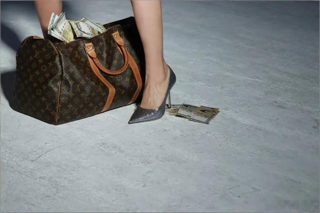 「中国首父」瘾很大「中国首父」姿势有点花，最近一不小心闪了腰。新闻应该都看了，著