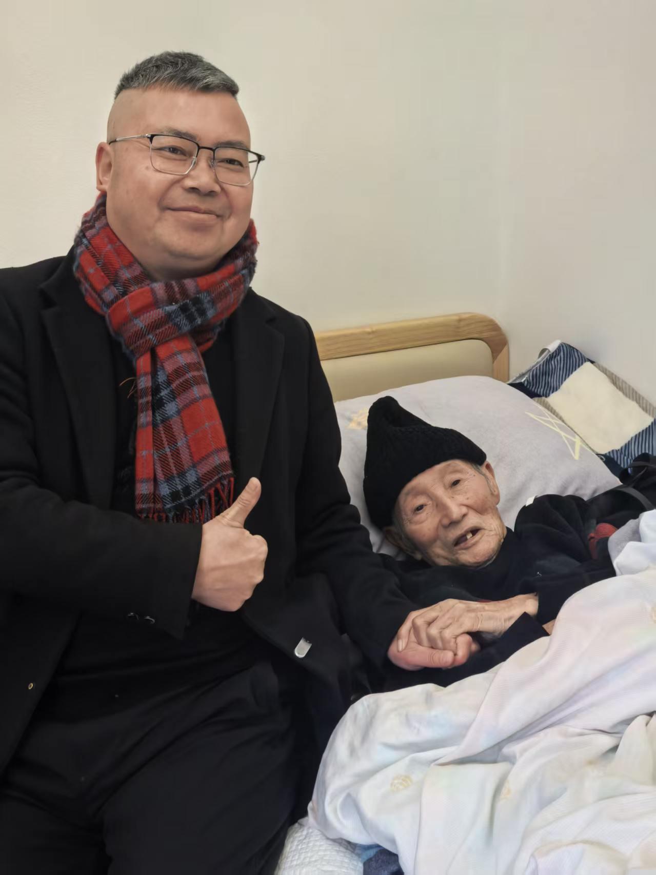 渔家傲•丙午马年正月初三探望宋宗荣校长
李家宁(中国)
狮城巷陌匆匆度，当年容许