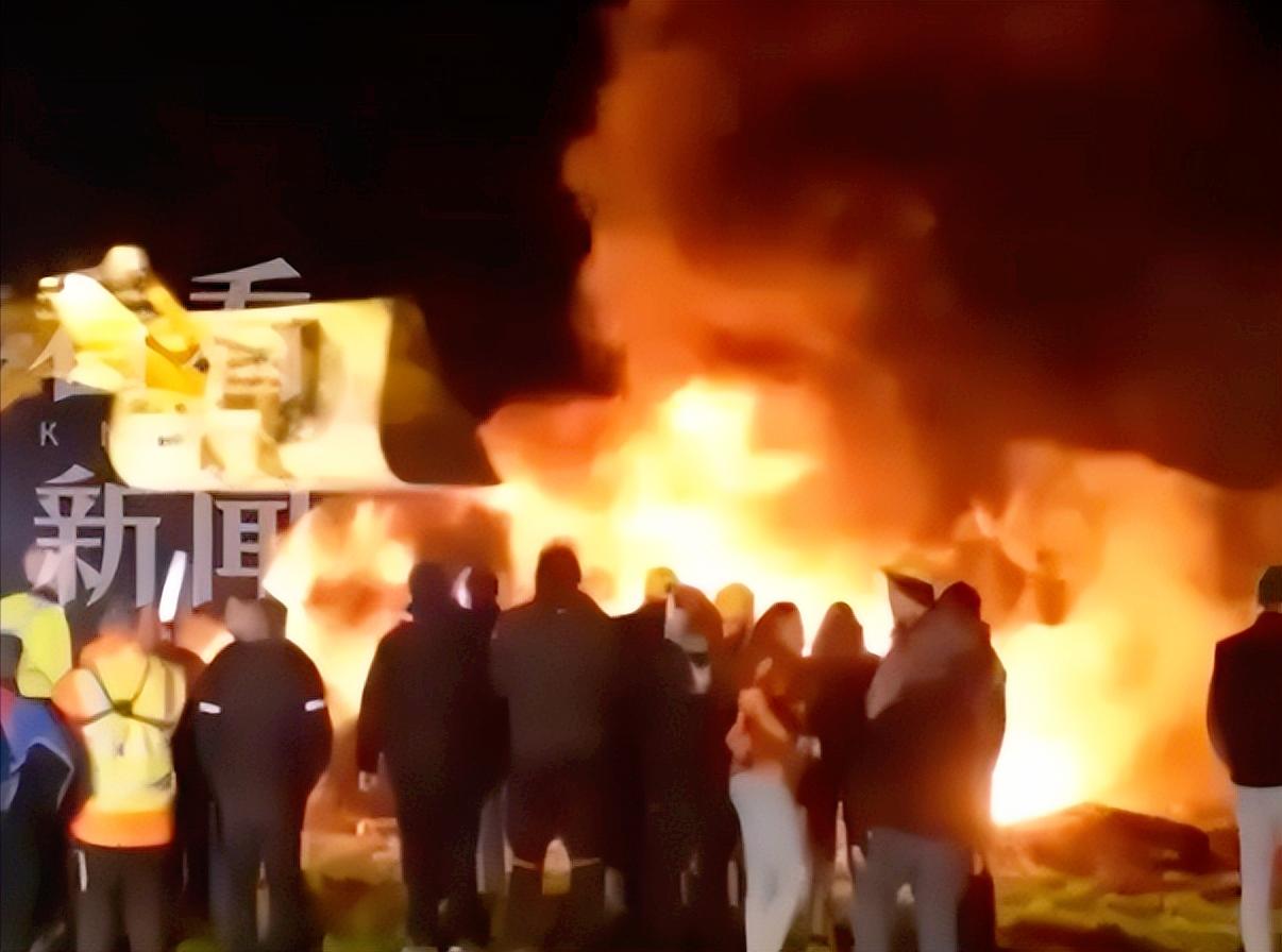 法国农民怒了！几百台拖拉机直接堵在高速公路上，司机们狂按喇叭，还堆起草垛、轮胎点