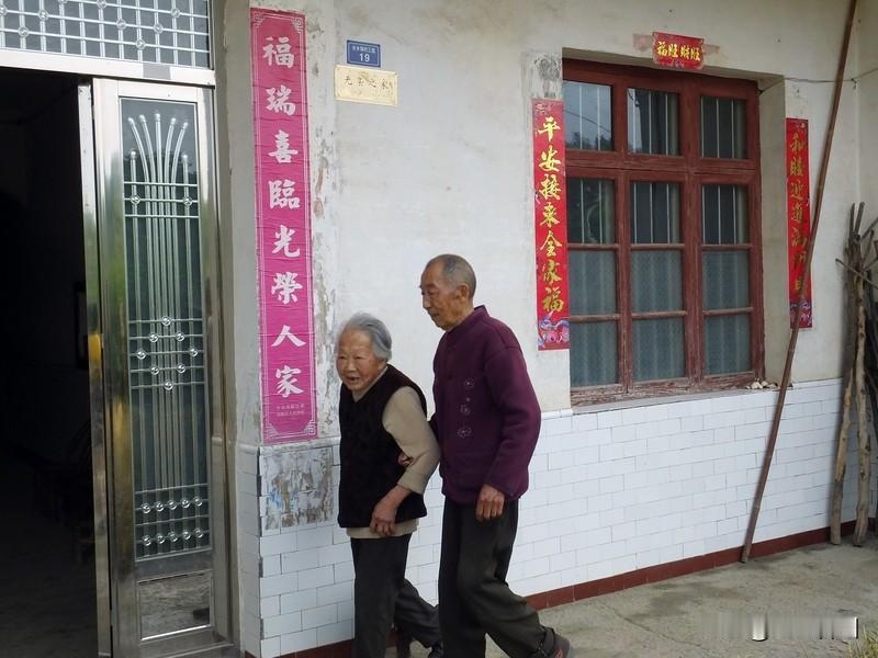 年迈的父母最大的幸福，莫过于儿孙成行，媳婿满堂，家庭和睦，平平安安。
人老了，家