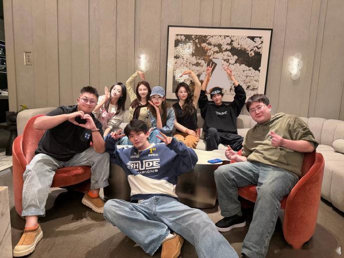 迟来的相聚比庆功宴更戳心，过了这么久，剧组全员依旧热络，仿佛屏幕里的治愈氛围一键