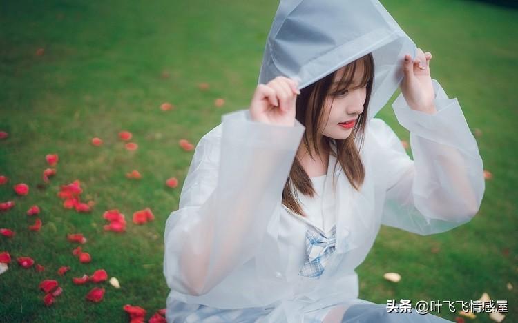 男人还想着前任，会有这6个表现：
1、手机里的痕迹删不干净。
他的手机相册里，会