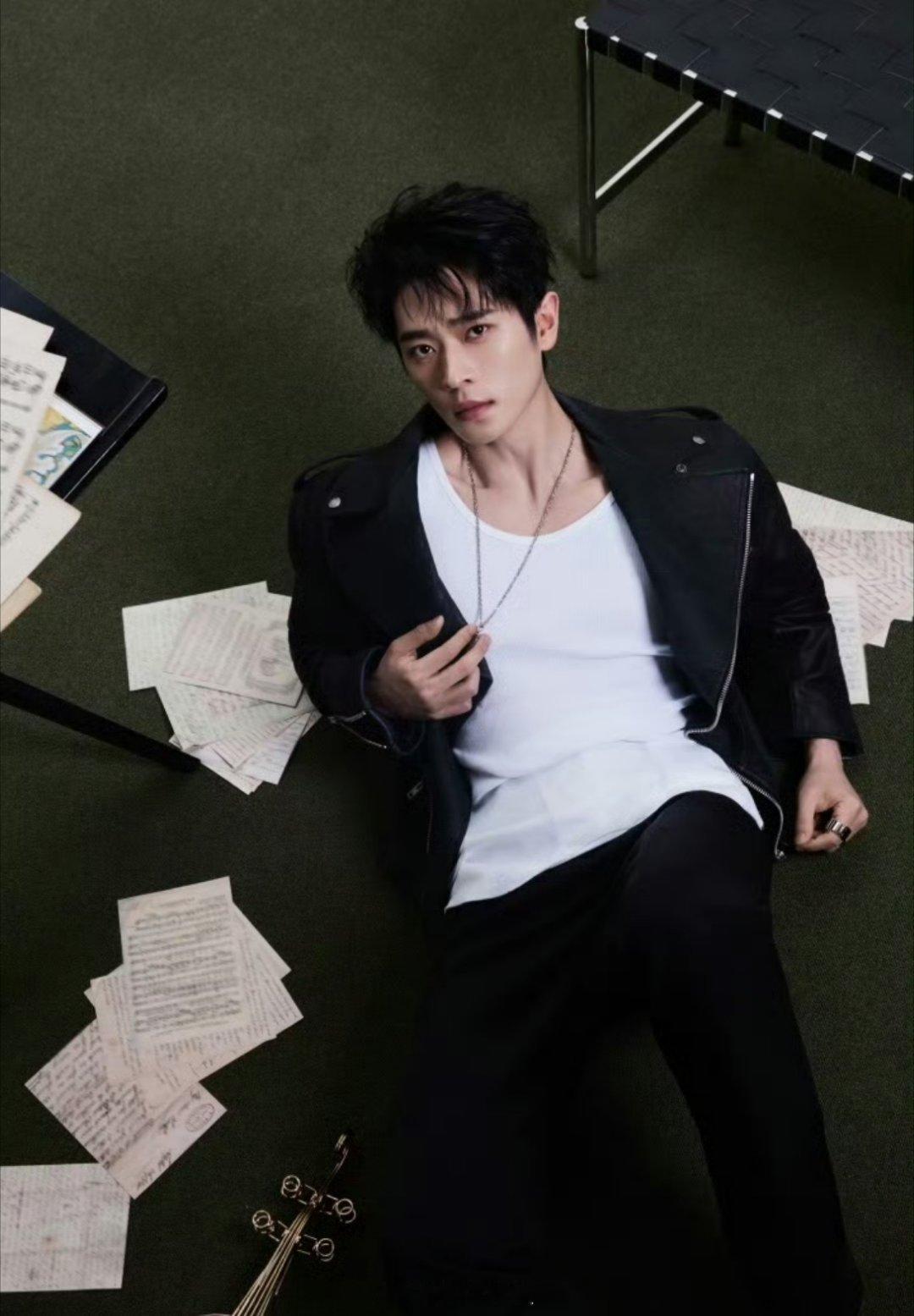 丞磊跟沈羽洁主演的《许你星河千里》将会在今年的五月底正式开机呢，这两位的初次合作