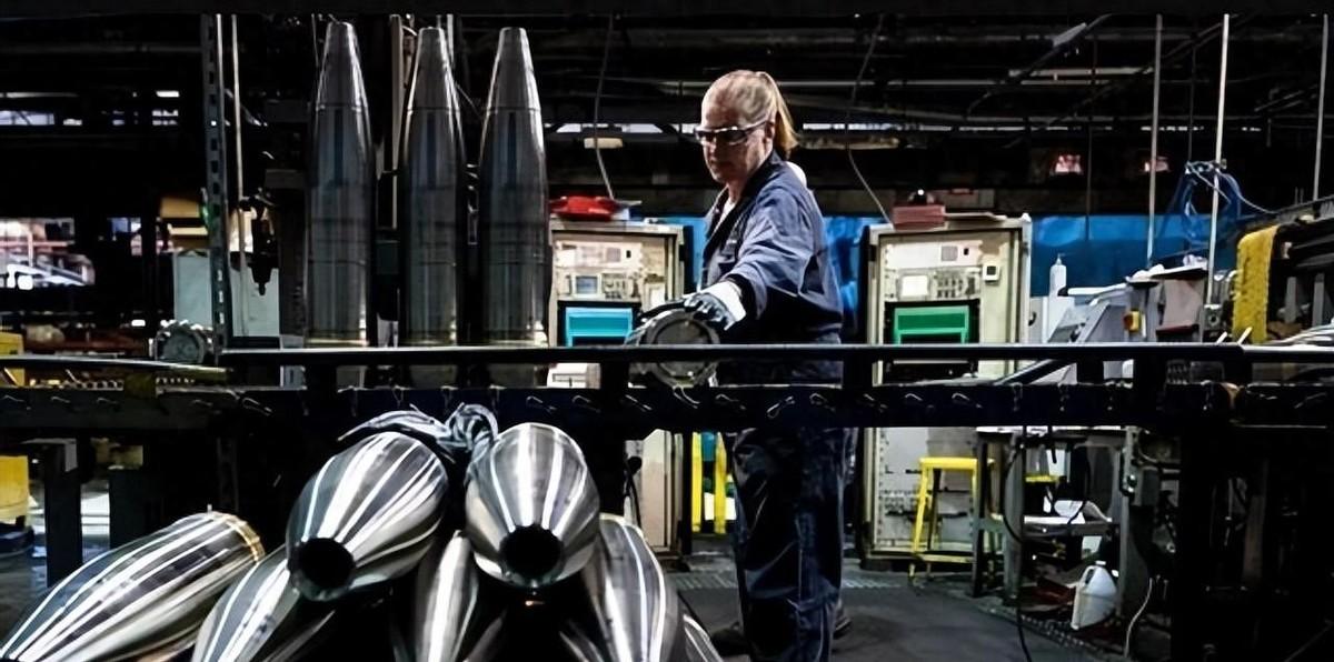 大伙儿平时看热闹，总盯着航母编队在哪儿晃悠，或者谁又搞了超大规模演习。其实那都是