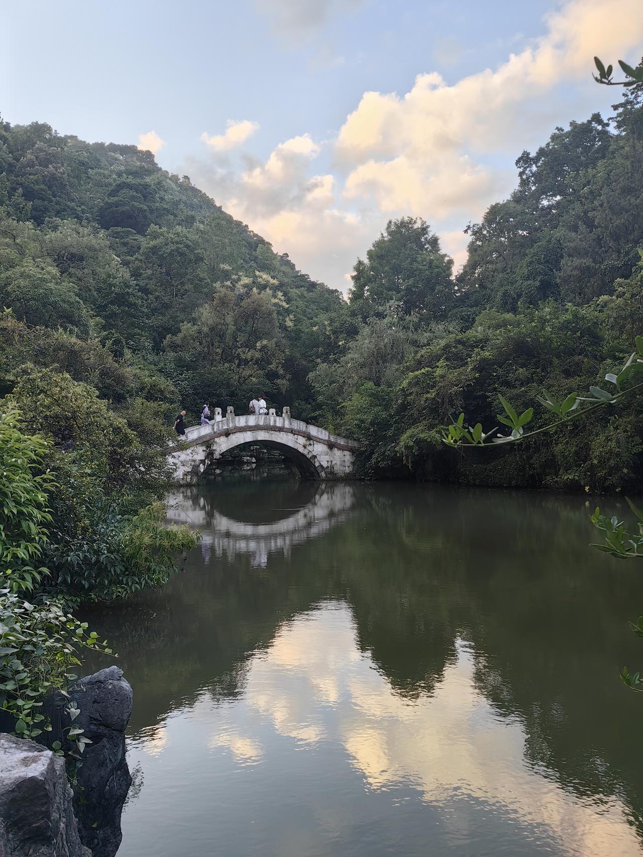 大家知道欧伦电气为什么这么拉胯吗？
    别的股票的发行市盈率都是14.99倍
