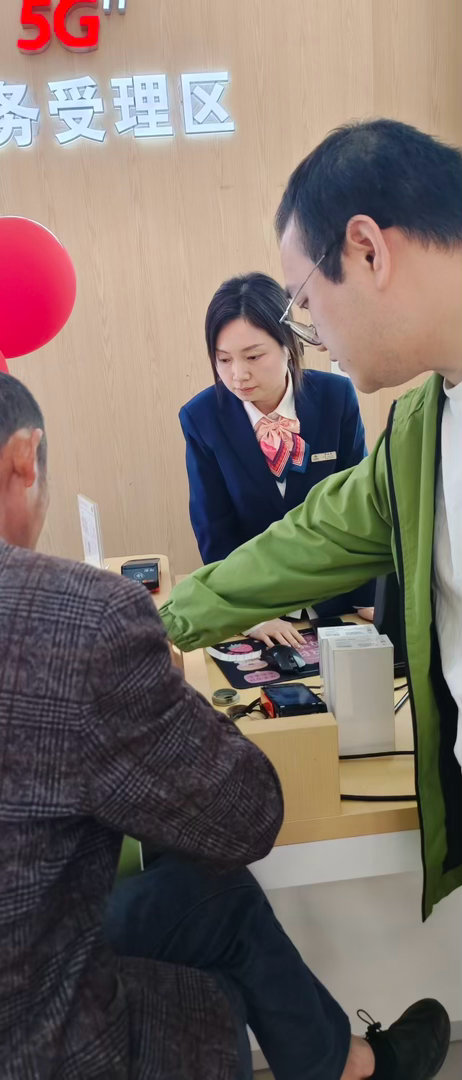 联通营业厅人员服务非常到位，主动推荐适配业务，不强行推销，服务态度值得肯定。点赞