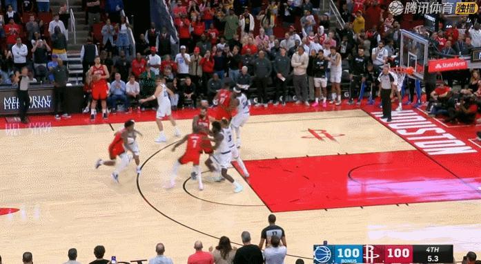 ………… 阿门跑出了篮下的空位，申京没给。赶在最后发球5秒的时刻，申京把球给了已