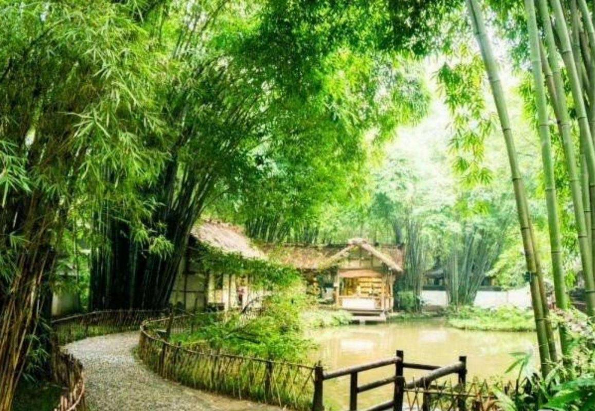 上联：芭蕉院落潇潇雨
下联：竹篱茅舍瑟瑟风