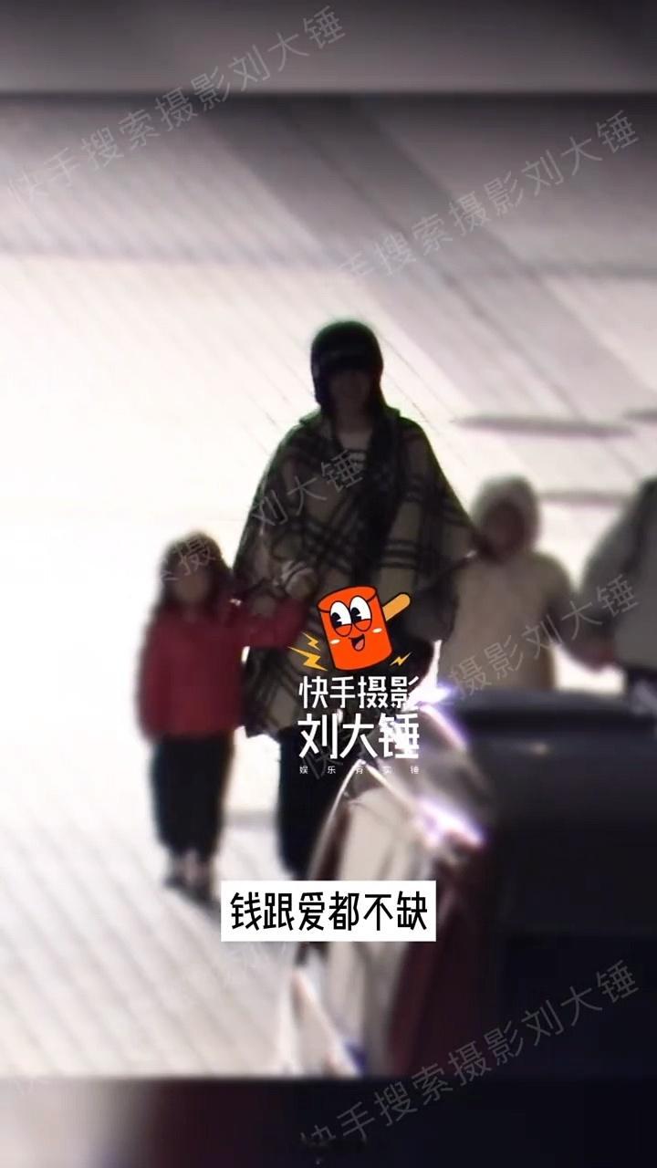 谢娜带三个女儿出门  谢娜带三娃出门 太会投胎了！实名羡慕[苦涩] 