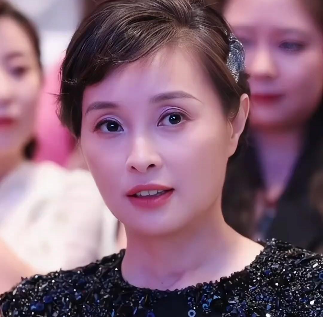 凌晨三点的怒斥，AI盗脸盗声带货，消费者还能信谁。
凌晨三点，演员吴越发文怒斥某