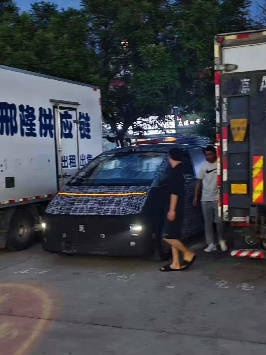 群里看到了Livis同款变色灯的MEGA 