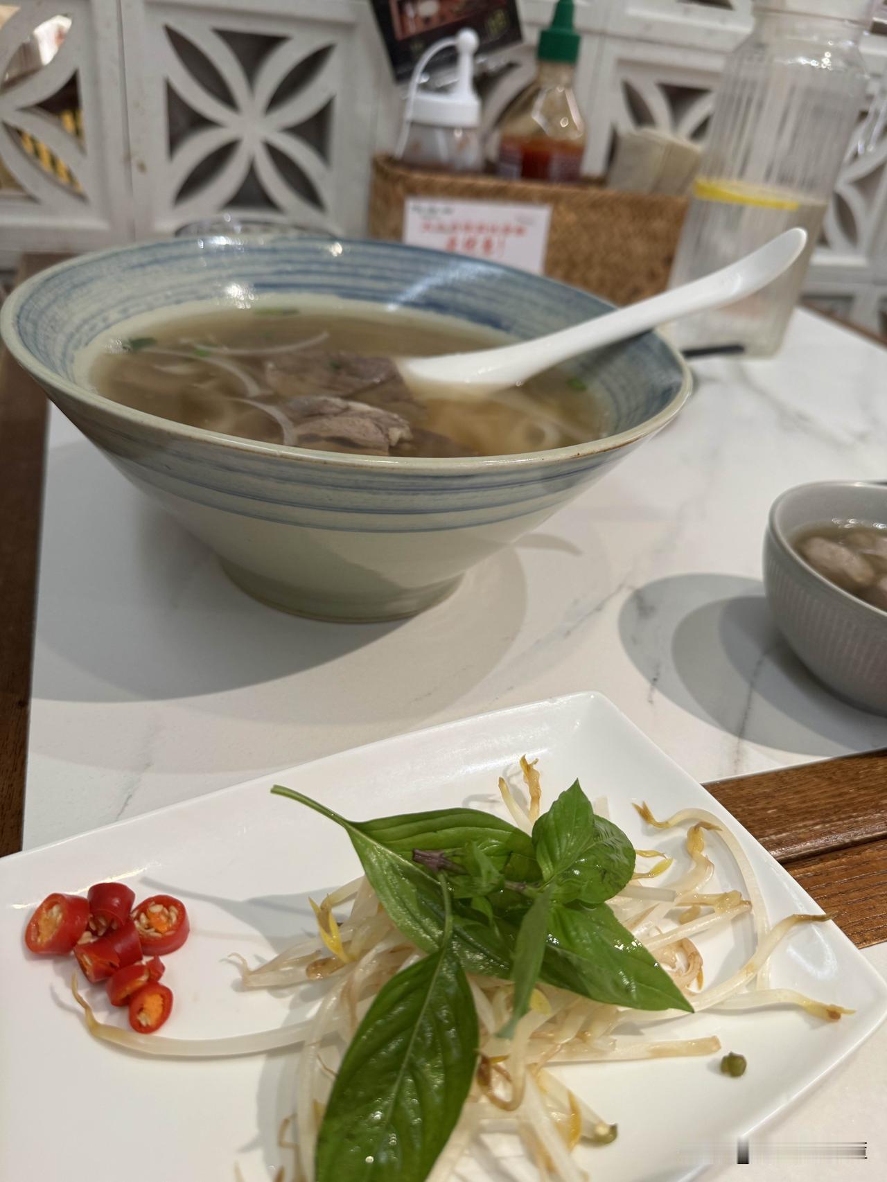 .午饭是在skp吃的云南粉，吃过饭后，又在skp溜达了一圈。
出门孩子说：姥姥咱