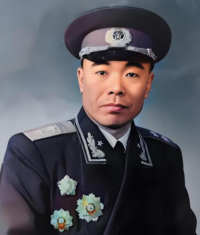 1955年，中南海怀仁堂的授衔仪式现场，当周恩来总理将中将军衔命令状递到曾泽生手
