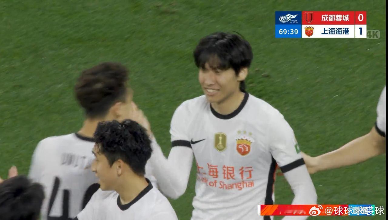 成都蓉城0比1上海海港随着成都蓉城主场0-1不敌上海海港，蓉城新赛季连续12场不